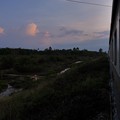 写真: キリラッタニコム線の車窓、タイ国鉄