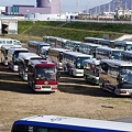 写真: 観光バスが50台ほど1