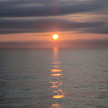 写真: 船上の夜明け