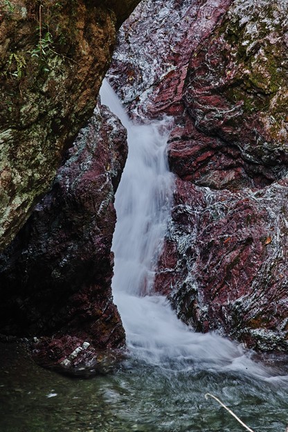 写真: 秩父華厳の滝下段