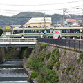 写真: 江ノ電と行合川