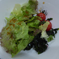写真: 夕食ブッフェの海藻と生野菜