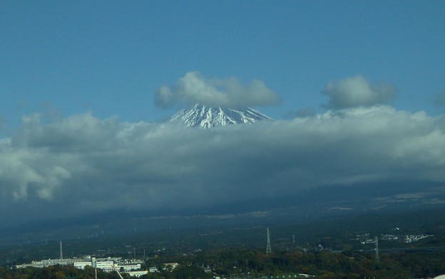 写真: 頭に雲をかぶった富士山