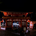 写真: 夜の八坂さん南門