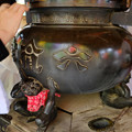 写真: 六角堂香炉に写る