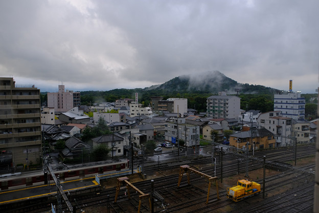写真: ホテルからの眺め（畝傍山と駅）