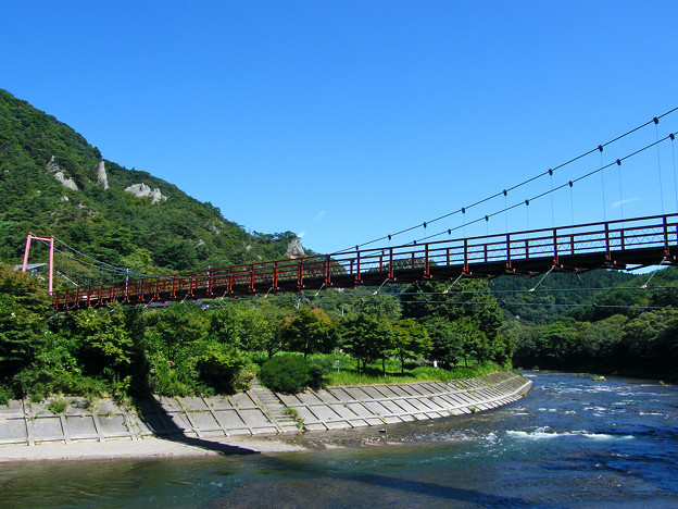 Photos: 秋晴れのあゆのつり橋矢祭山の奇岩群