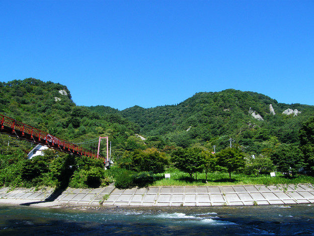 Photos: 秋晴れの矢祭山とあゆのつり橋