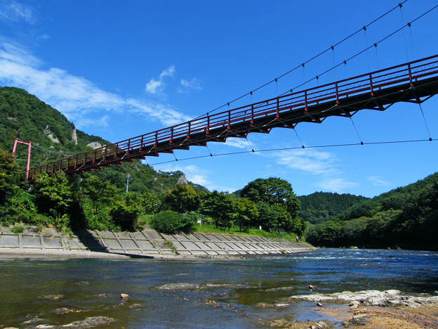 Photos: 秋の空と久慈川とあゆのつり橋