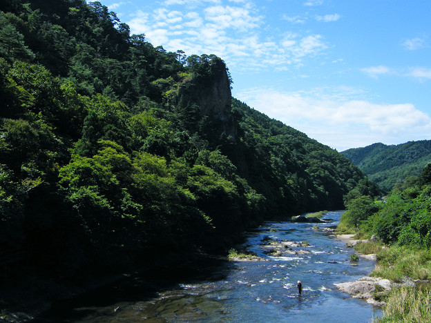 Photos: 秋晴れの久慈川で鮎を釣る人と乙女ヶ越