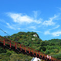Photos: 秋空とあゆのつり橋と矢祭山