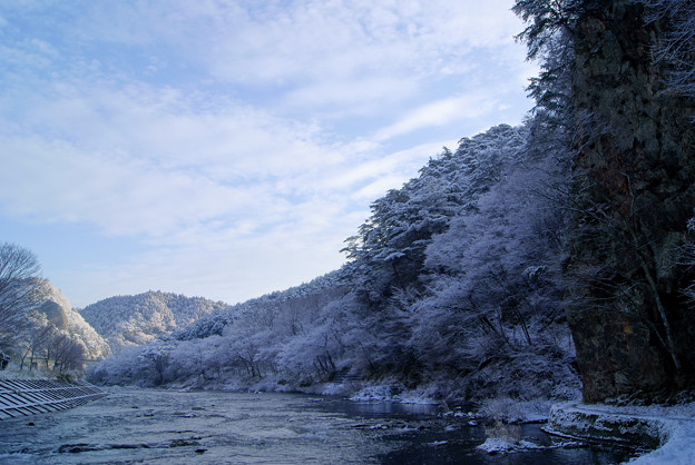 雪の久慈川のへつりと朝日を受ける大だるま岩