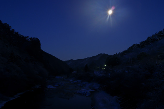 月明かりに照らされる冬の奥久慈渓谷