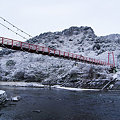雪化粧した矢祭山とあゆのつり橋