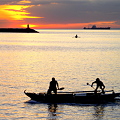 写真: マニラ湾海を叩いて魚獲り