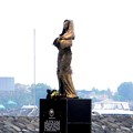写真: マニラ湾今日の慰安婦像