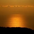 写真: 朝陽の中の島影〜初島