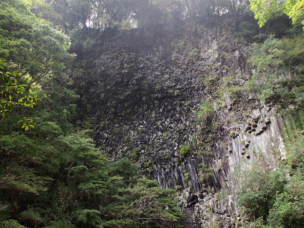 写真: 釜滝の岩壁