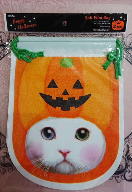 写真: 100円ショップセリア　ハロウィン猫のビニール巾着バッグ