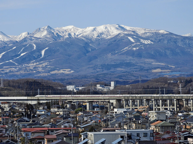 写真: 那須連峰と東北新幹線