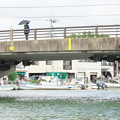 写真: 八尾川風景（１２）天神橋・お墓用花を抱えた女性