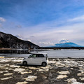 写真: 氷結の精進湖