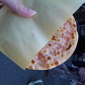 写真: 仲町ピョーザというのを食べたなう。ギョーザの皮でピザソース・チー...