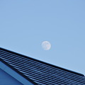 月と北国の屋根