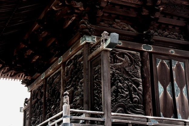 写真: 御嶽神社本殿の彫刻