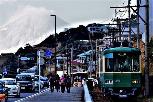 写真: 富士山と江ノ電