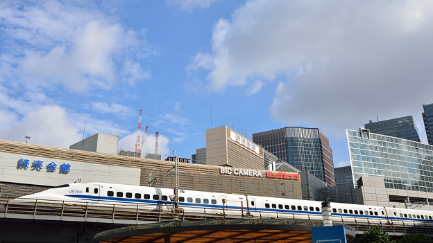 写真: 雲と新幹線