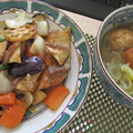 写真: 鮭と野菜の黒酢炒めと揚げ団子の白菜スープ