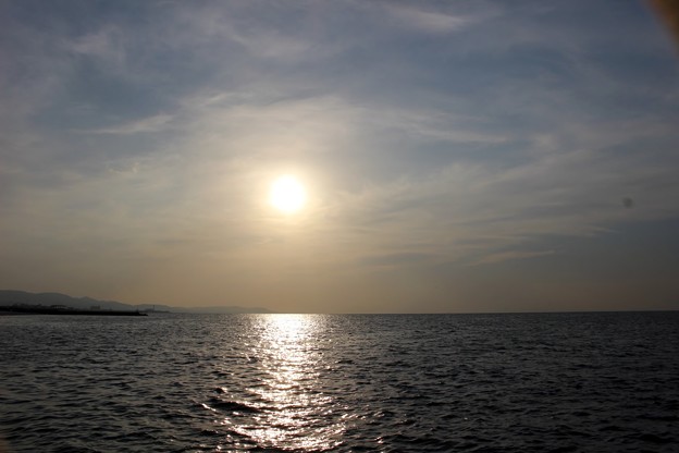 写真: 夕方の海辺