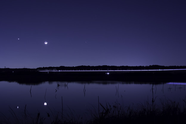 写真: 沈みゆく月と金星