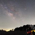 写真: 天の川と望遠鏡