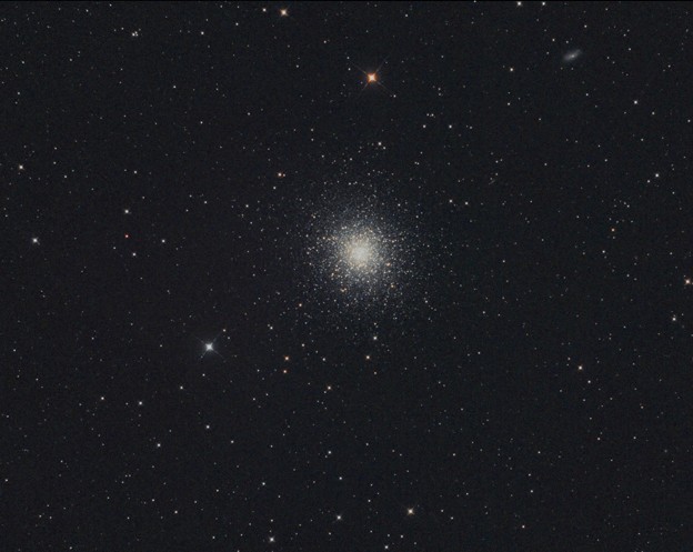 写真: ヘラクレス座の球状星団M13