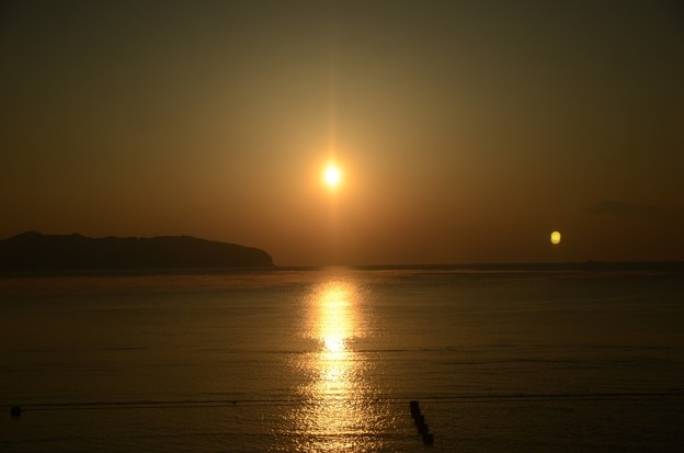 朝陽に輝く函館湾　1レ北斗星号の車窓から