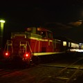 月夜の西田井駅を発車するSLイルミネーション列車 最後尾はDE10 1535