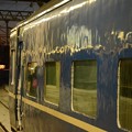 写真: 早朝の札幌駅に青い車体