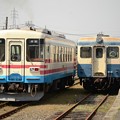 湊線キハ222と発車するミキ300-103