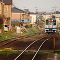 写真: 住宅街を行く関東鉄道キハ2100形新塗装車　常総線稲戸井駅接近
