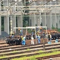 写真: 夏の貨物駅にてレール積み込み作業