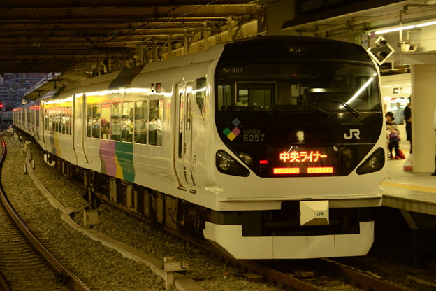 写真: E257系中央ライナー1号新宿発車