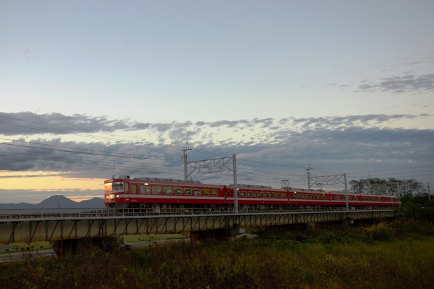 写真: 夕暮れの日光連山と赤い臨時快速