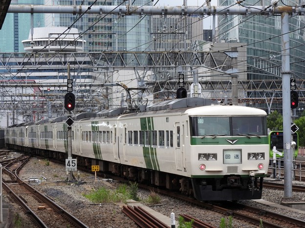 写真: 185系A1+C3編成回送東京8番発車