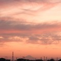 写真: 夕暮れ遠く富士山シルエット