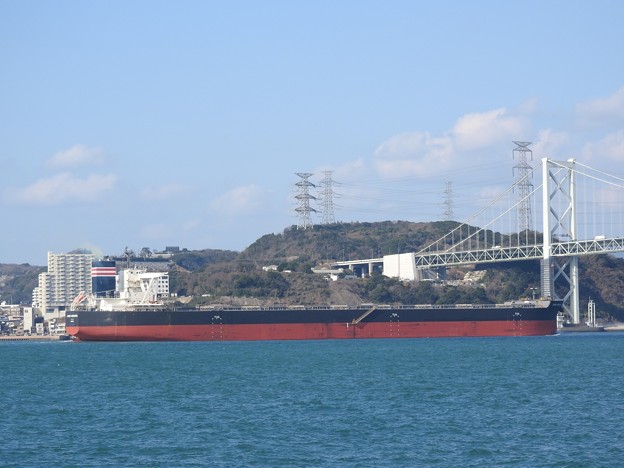 写真: 関門海峡を行く大型タンカー