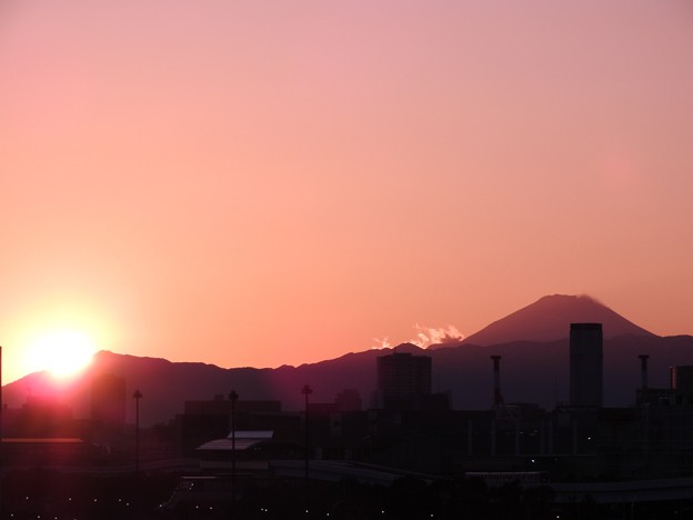写真: 夕陽と富士山シルエット