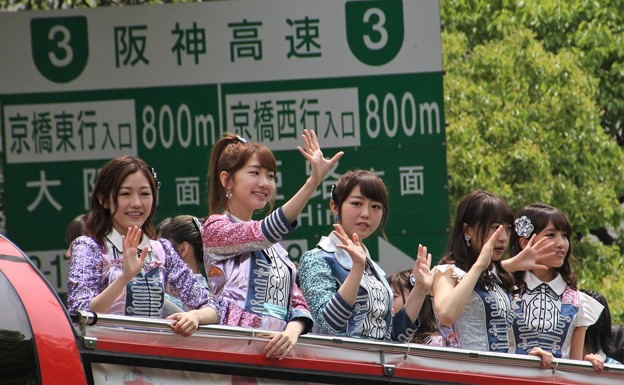 写真: 神戸まつり　神戸開港150年パレード　AKB48　その1