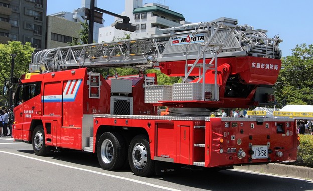 写真: 広島市消防局　30m級梯子車（後部）